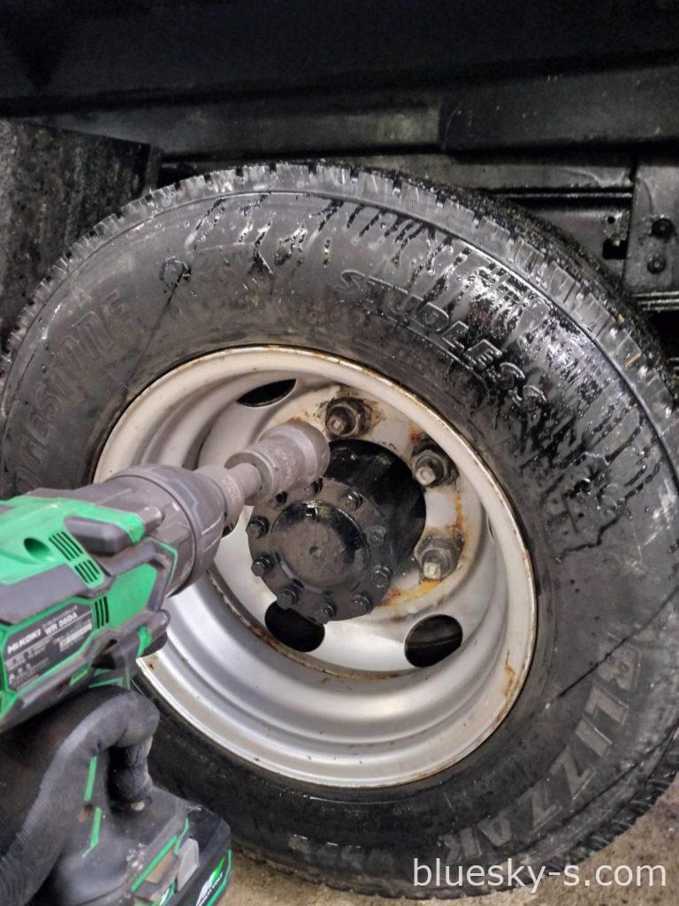 トラックのスペアタイヤ交換